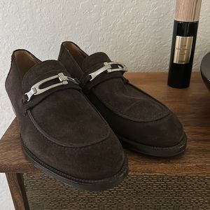Nice dressing shoes, practically new.